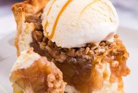 Spiced Apple Crumble Cheesecake Pie