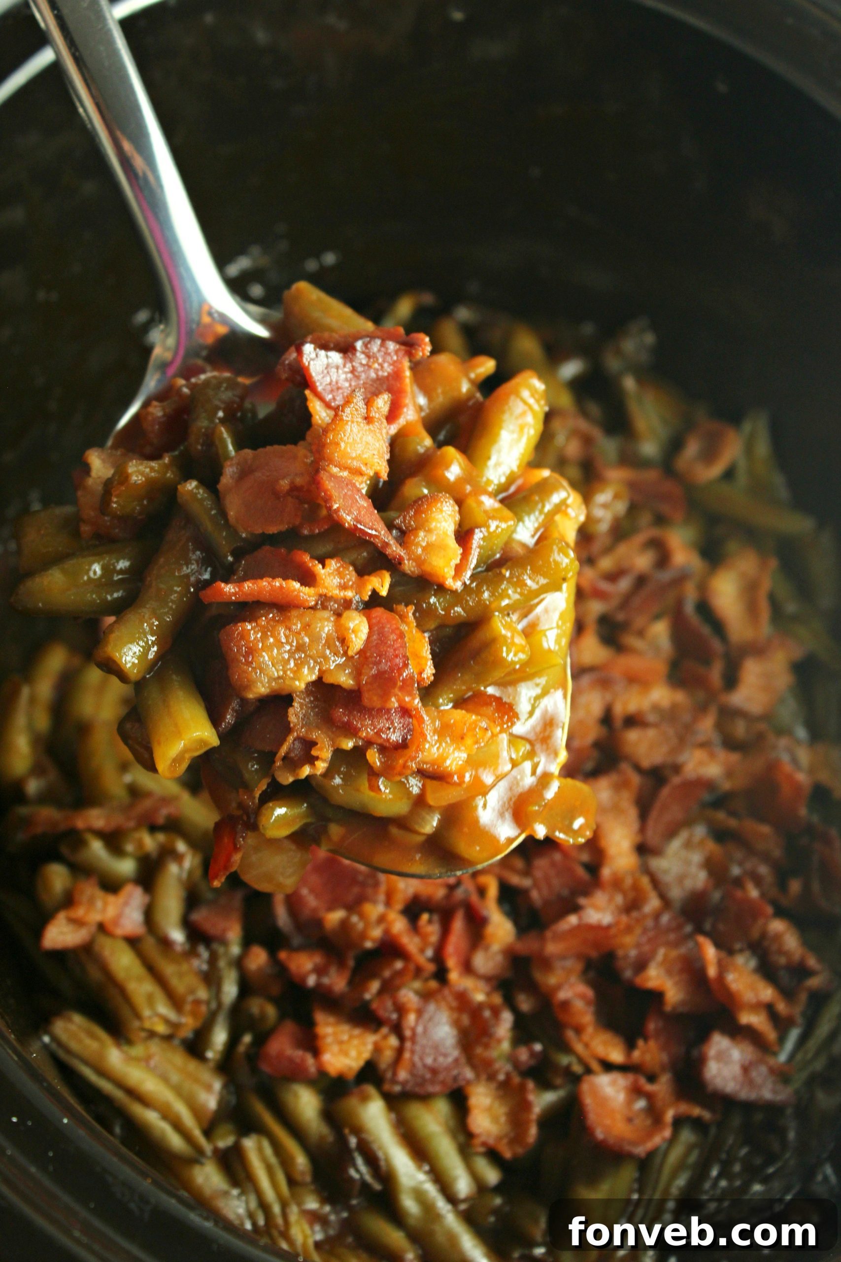 Hearty Slow Cooker Smothered BBQ Green Beans 10 Fresh green beans bundled together, illustrating how to choose quality produce