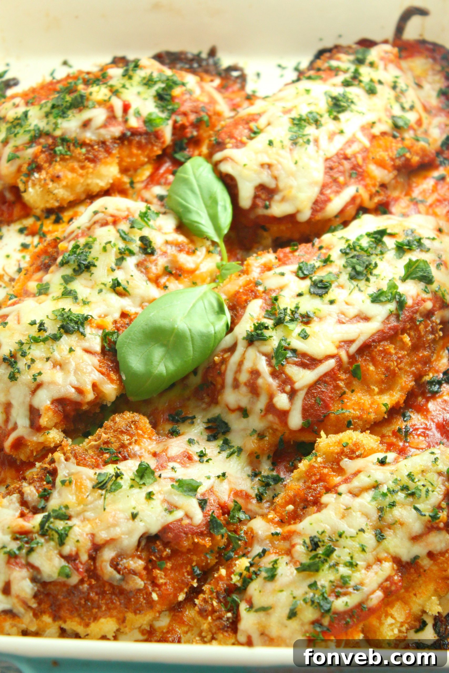 Fresh garlic cloves and minced garlic, ready for use.