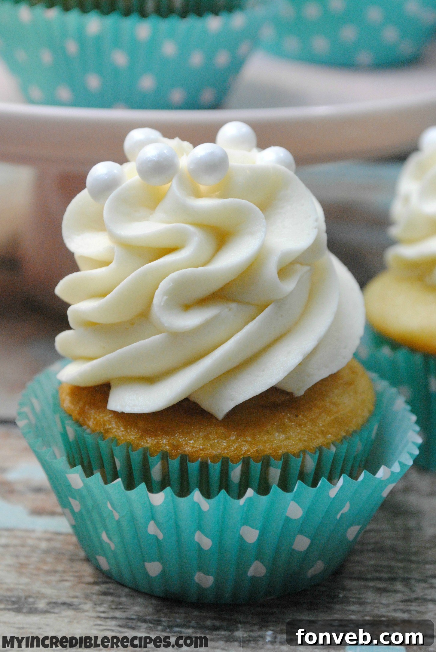 Delicious Kahlúa White Russian Cupcakes with elegant frosting