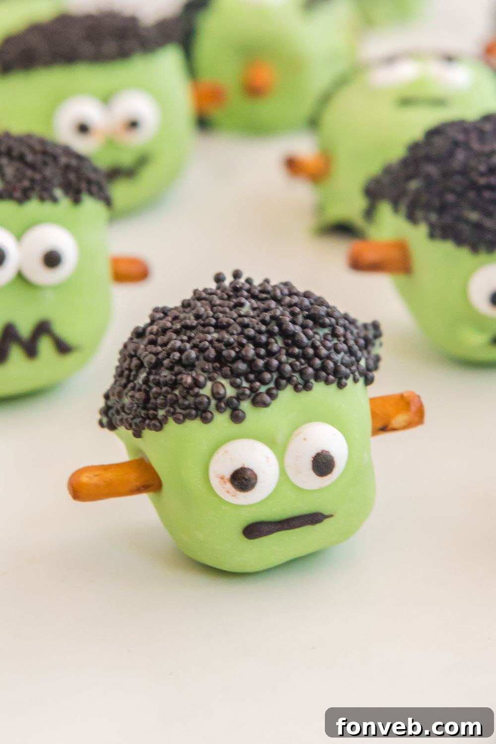 FrankenOreo Bites 19 Oreo frankenstein treats on a table