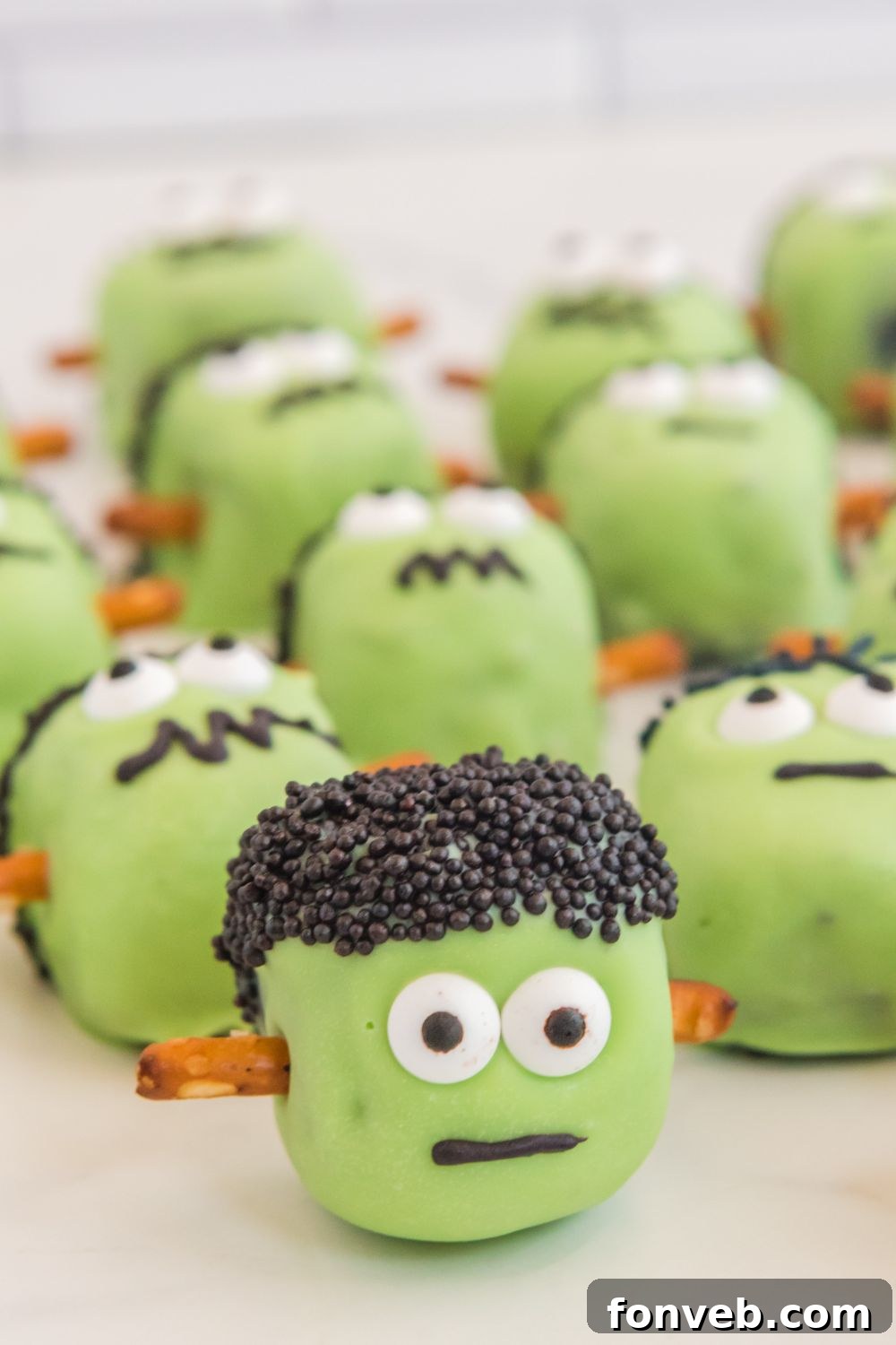 FrankenOreo Bites 21 oreo halloween treat ideas