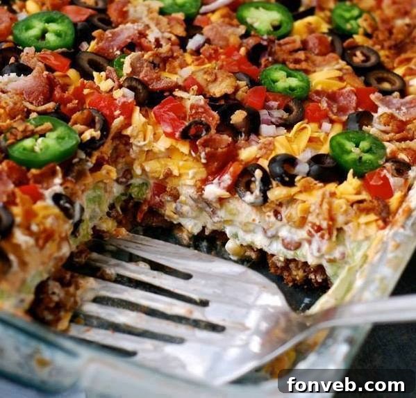 Lezzetiyle Baştan Çıkaracak Tarifler 4 Layered Taco Salad beautifully arranged in a cake pan