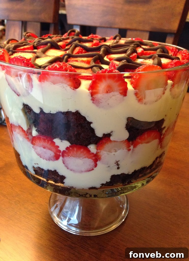Lezzetiyle Baştan Çıkaracak Tarifler 24 Strawberry Brownie Trifle in a glass bowl