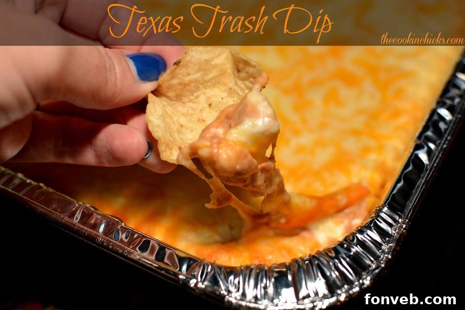 Lezzetiyle Baştan Çıkaracak Tarifler 5 A bowl of hot, cheesy Texas Trash Dip with tortilla chips