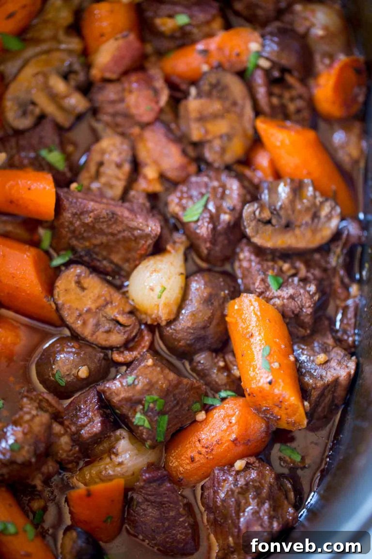 Lezzetiyle Baştan Çıkaracak Tarifler 14 Slow Cooker Beef Bourguignon in a large bowl