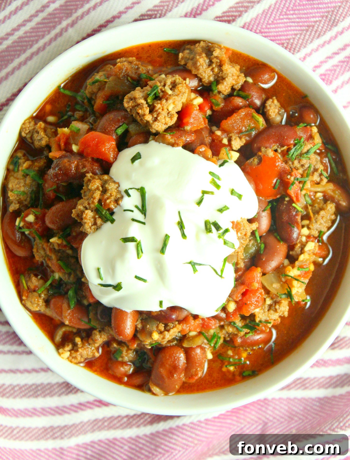 Ultimate Homestyle Slow Cooker Chili 4 A warm, inviting bowl of slow cooker chili, perfect for a cold day.