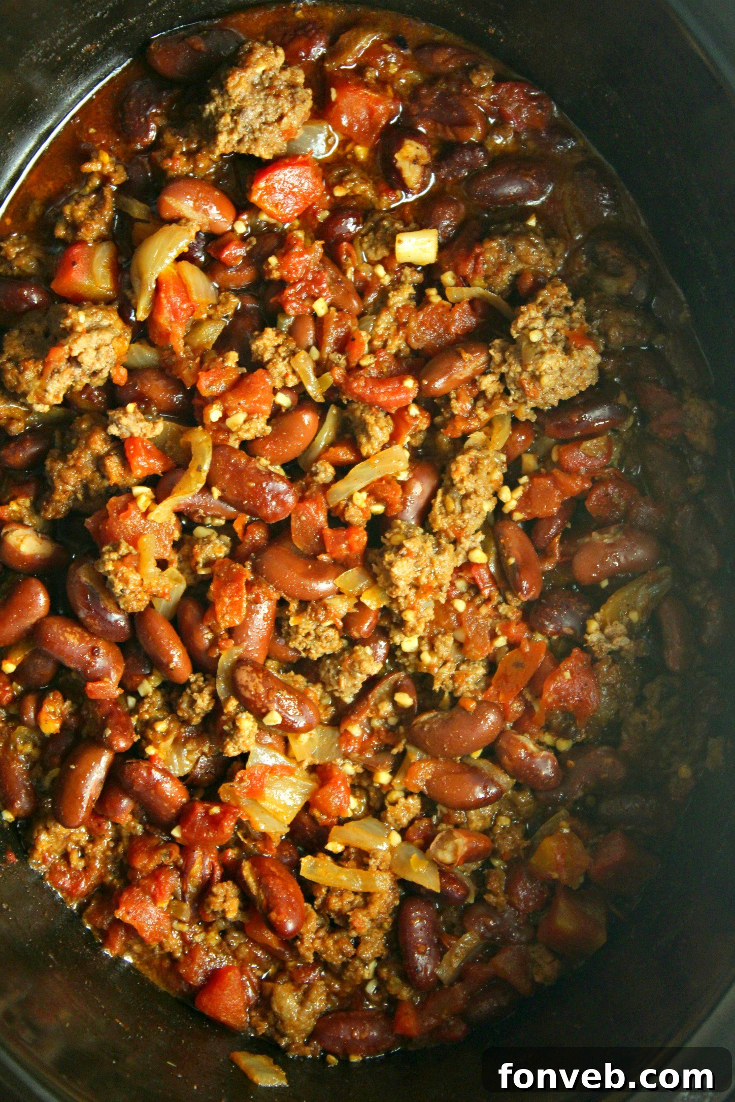 Ultimate Homestyle Slow Cooker Chili 7 A large pot of slow cooker chili, ideal for batch cooking and meal prepping.